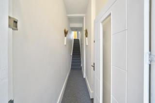 STUNNING TWO BED PROPERTY In WEST LND, NEAR TRAIN STATION - 9