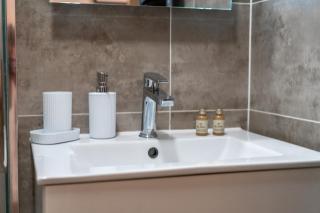 Urban Elegance Luxury Living with Kitchenette - London - 3