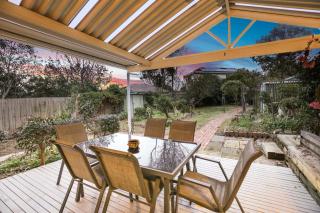 Sunbury large family home pet friendly airport - 1