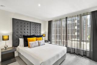 KozyGuru | Sydney CBD | Skyline View Sleek Studio - Sydney - 0