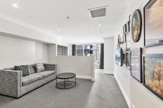 KozyGuru | Sydney CBD | Skyline View Sleek Studio - 5