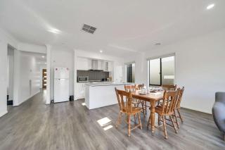 Modern Retreat 3BR Family Home - Truganina - 8