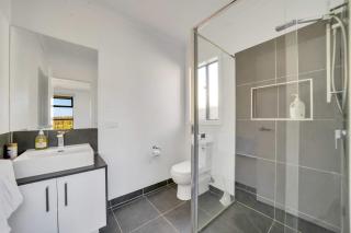 Modern Retreat 3BR Family Home - Truganina - 2