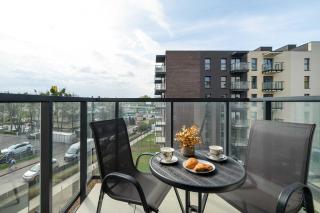 Tasteful Apartment with Parking and Gym by Noclegi Renters - Poznań - 5