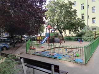 Dwa pokoje kuchnia łazienka w cichym centrum miasta z wewnętrznym parkingiem Samodzielne zameldowanie o dowolnej porze - 1