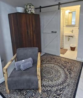 Upstairs R-4 Self Catering Unit - White River - 9
