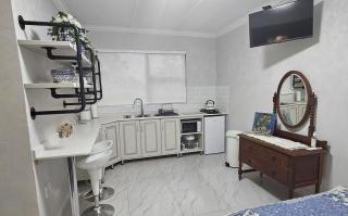 Upstairs R-4 Self Catering Unit - White River - 8
