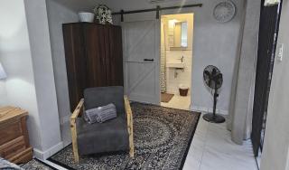 Upstairs R-4 Self Catering Unit - White River - 7