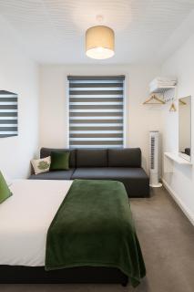 6 Bedrooms Entire House in King's Cross - 9