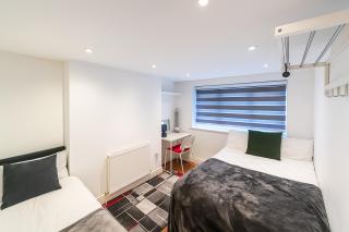 6 Bedrooms Entire House in King's Cross - 4