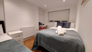 6 Bedrooms Entire House in King's Cross - 2