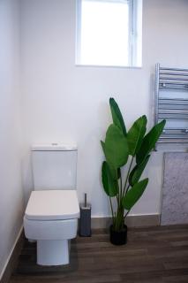 6-Bed Contractor Home, Wembley - 9
