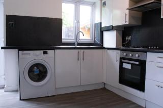 6-Bed Contractor Home, Wembley - 8