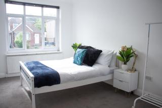 6-Bed Contractor Home, Wembley - 6