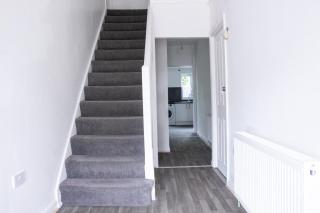 6-Bed Contractor Home, Wembley - 3