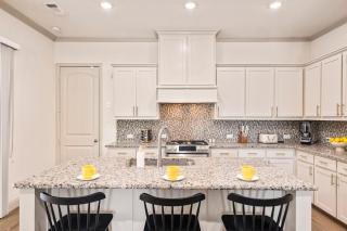 Luxe Retreat with EV Charger & Putting Green - Frisco - 4