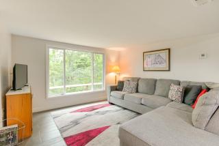 1 Mi to Burr Oak Lake Home with Deck and Patio! - - 8