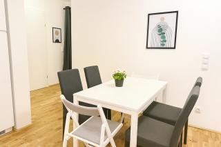 Modern Apartment with Balcony & Free Parking Near Metro - Wien - 0