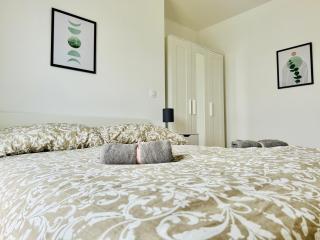 Modern Apartment with Balcony & Free Parking Near Metro - 8