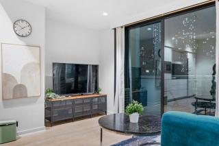 Modern 2BR City Escape, Walk to Everything - Melbourne - 9