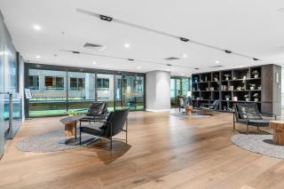 Modern 2BR City Escape, Walk to Everything - Melbourne - 3