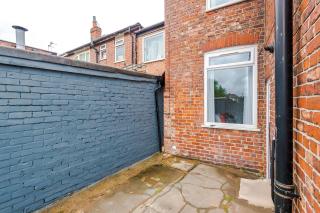 NEW! Modern 3-Bed House, Free Parking, Fast Wi-Fi & Easy Manchester Access - 3