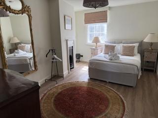 Opposite Windsor Castle, Center of town, Castle view 4 Bed Apartment, Sleeps up to 7, Consorts & Concubines - Windsor - 8