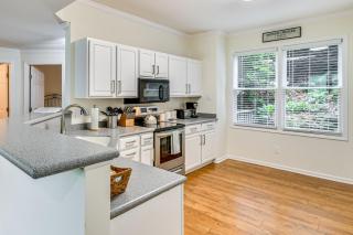 Mtn Cabin with Balcony and View in Burnsville! - Burnsville - 1