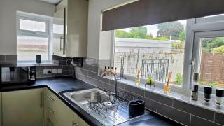 Modern & Fully Equipped Home - Ideal for Long-Term Stays - 6