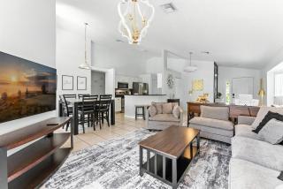 Carpet-Free 4BR w/ Pool, 2 Master Bds, Near Disney - Kissimmee - 8