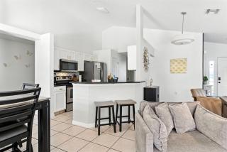 Carpet-Free 4BR w/ Pool, 2 Master Bds, Near Disney - Kissimmee - 6