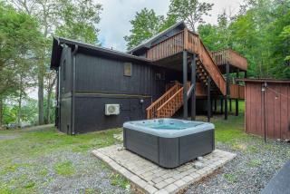 6 Br Cabin Hot Tub Fire Pit Min to Hatley Pointe - 2
