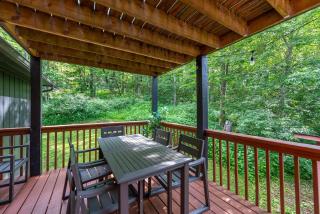 6 Br Cabin Hot Tub Fire Pit Min to Hatley Pointe - 3