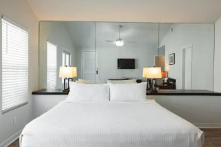 NEW! Villa Positano - Duval Square Condo, Pool, Hot Tub & Parking - Key West - 0