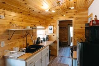 "Cozy Dumplin" - Warm & Modern Stay in RRG/Auxier - 3