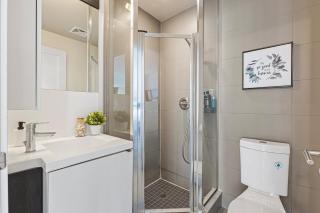 3-Bedroom Apartment in the Heart of Downtown Toronto Walk to Shops and Attractions - 5