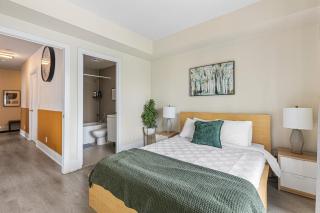 3-Bedroom Apartment in the Heart of Downtown Toronto Walk to Shops and Attractions - 3