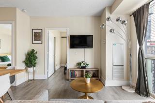 3-Bedroom Apartment in the Heart of Downtown Toronto Walk to Shops and Attractions - 1