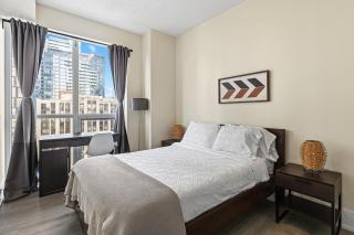 3-Bedroom Apartment in the Heart of Downtown Toronto Walk to Shops and Attractions - 2