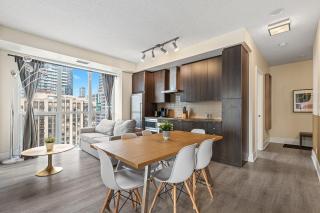 3-Bedroom Apartment in the Heart of Downtown Toronto Walk to Shops and Attractions - 9