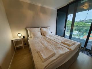 Free Parking Modern Smíchov Apartment With Large Balcony - 4