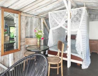 Minimalist riverside hideout - 5