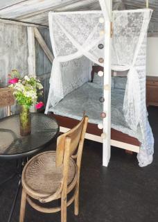 Minimalist riverside hideout - 6