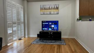 Four Bedroom Spacious House with Parking in Milton, Ontario - Milton - 9