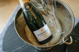 Luxury Redland Suite - Stylish Stay Prime Location - 2