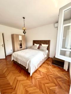 Lazarus Apartment - 8