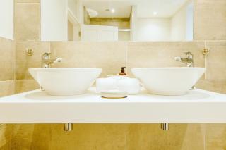 Elegant 2-Bed Luxury Apartment - Prime Location - 7