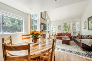 Bright and Cozy Getaway - 8