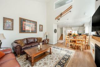 Bright and Cozy Getaway - 6