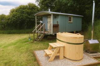 1 Bed Shepherds Hut - Sleeps 2 -Wood Fired Hot Tub - 9